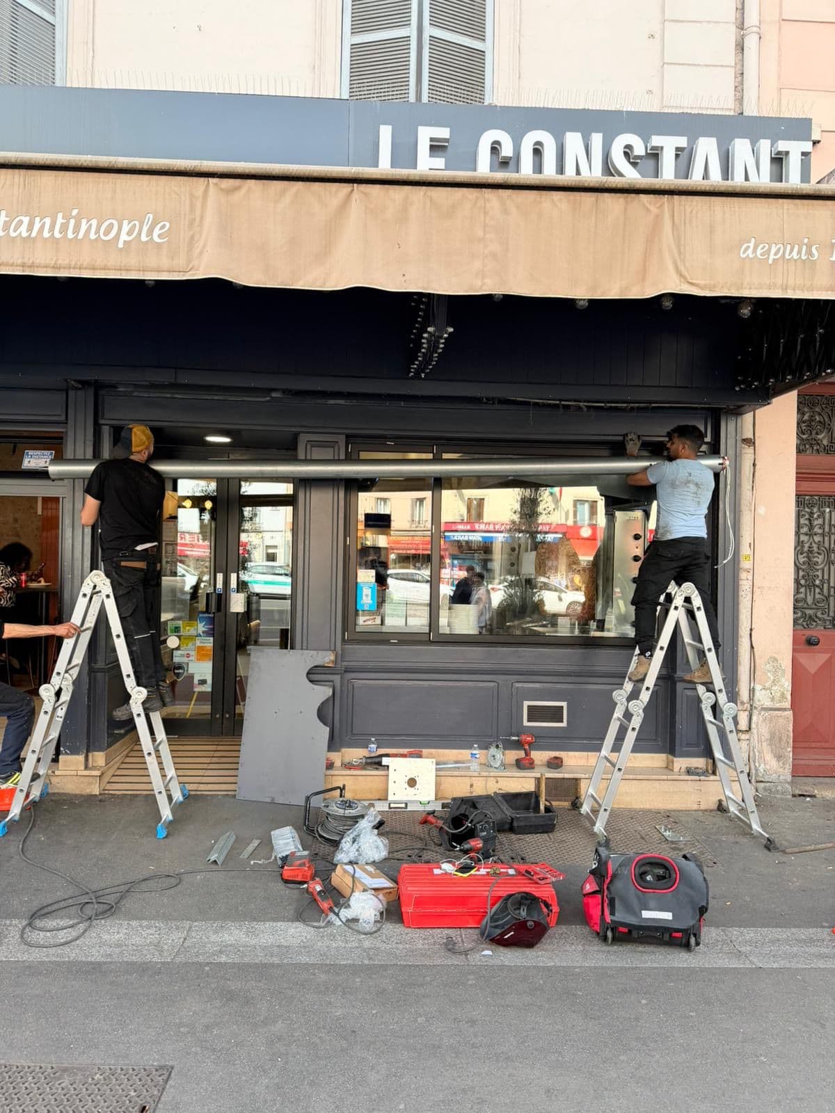 Équipe Shasama Fermeture sur échafaudages lors du remplacement du rideau métallique à Paris 11e