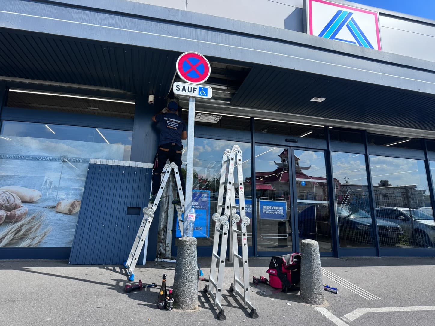 Vue d'ensemble d'un chantier Shasama de réparation de rideau métallique commercial
