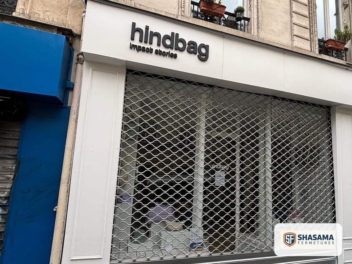 Tablier cobra à mailles losangées fermé sur toute la largeur d’une devanture vitrée