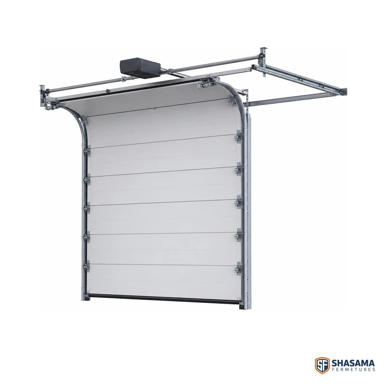 Porte sectionnelle industrielle fermée, panneaux horizontaux, rails de guidage au plafond et motorisation tubulaire visibles, sur fond blanc