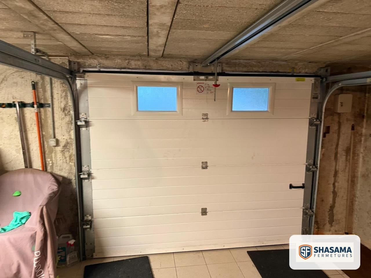 Porte sectionnelle de garage fermée avant le remplacement des ressorts de torsion