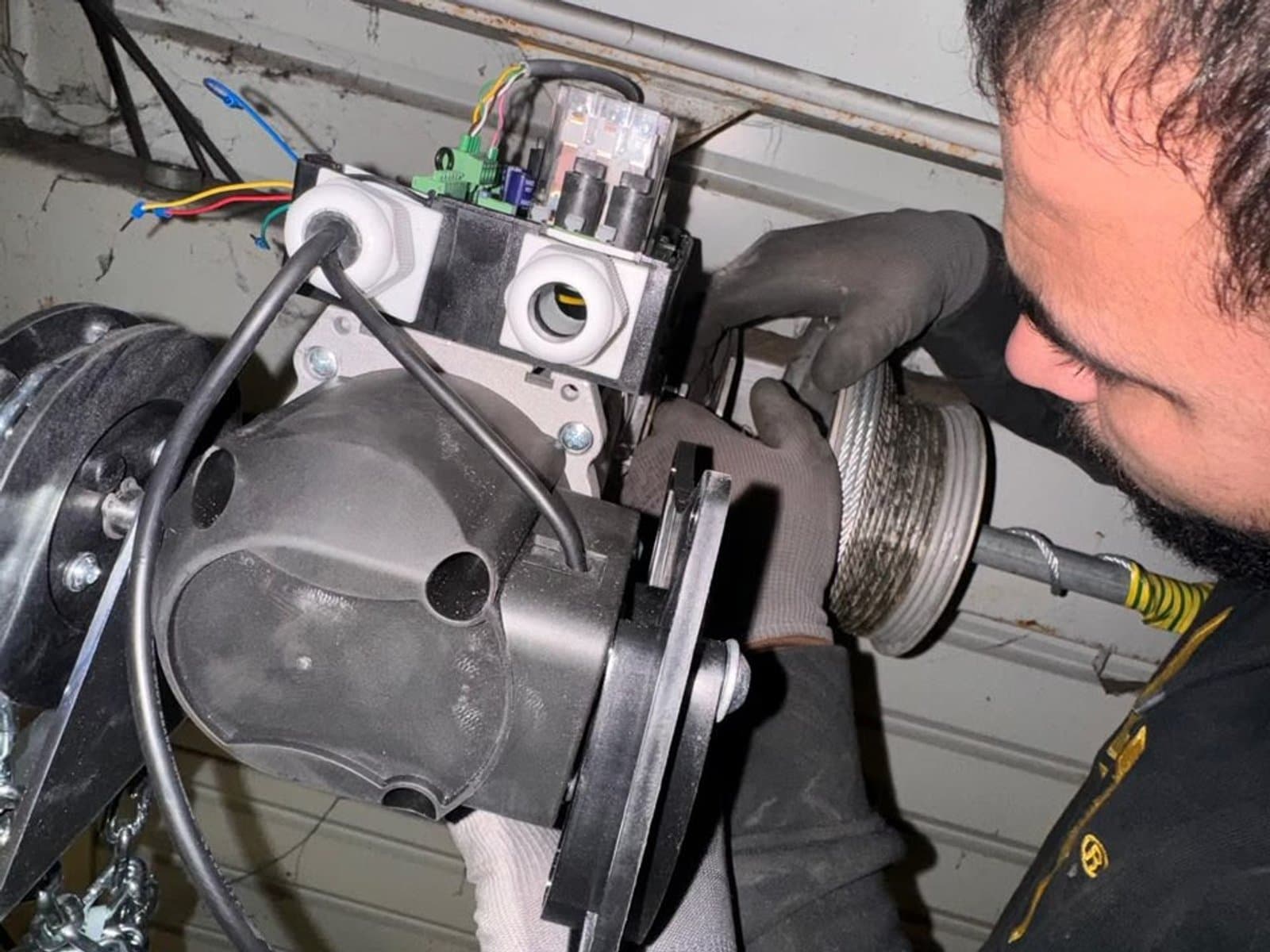 Inspection d'un panneau, de rails et de galets sur une porte sectionnelle industrielle